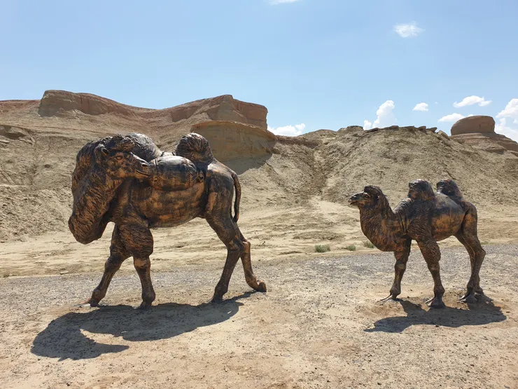 好喜歡母駱駝回望小駱駝的設計，好溫馨，讓我想起在台灣的女兒