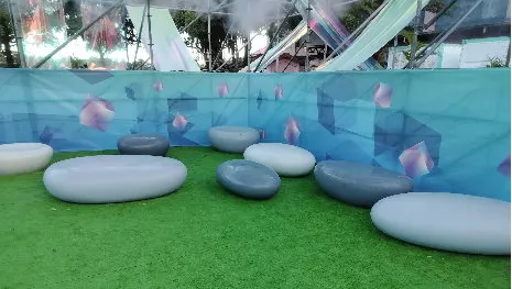 魔方樂園 服務台對面的“石頭“