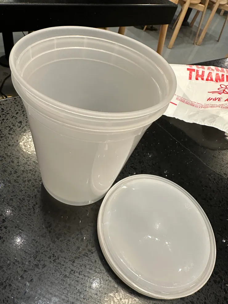 店家提供的打包容器是材質較厚的耐熱塑膠杯~相當方便！  (圖/躲貓貓)