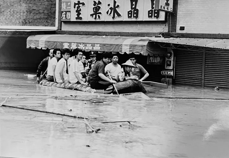 政大師生搭乘橡皮艇逃生。（照片來源：新聞系校友周國偉）