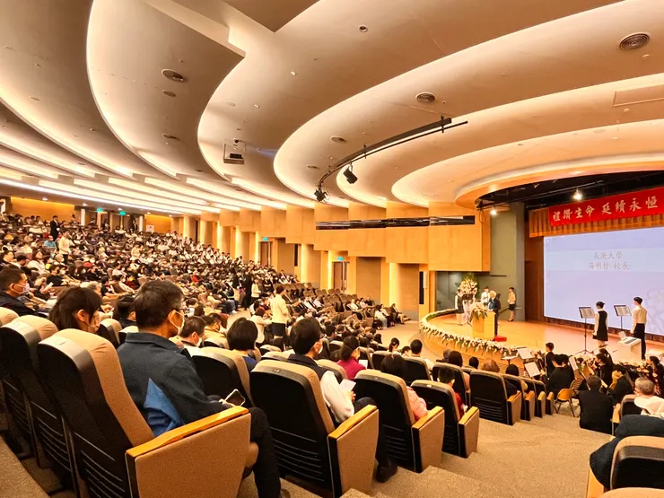 「湯明哲校長表示，今年追思會共緬懷紀念84位器官捐贈者與25位大體老師，這109位來自各行各業及不同年齡層的大愛捐贈者，在人生謝幕之際經家屬成全完成大願，器捐者幫助病危患者重獲新生，延續精采生命；大體老師引領醫學生們學習醫學知識與技能，感受生命重量，對社會的貢獻不言而喻。」（文字內容來自「長庚社會公益作伙來」臉書貼文）