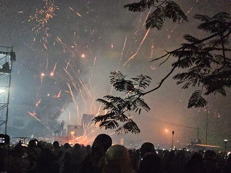 趕車前最後一眼，這邊比前面更容易被流彈射到