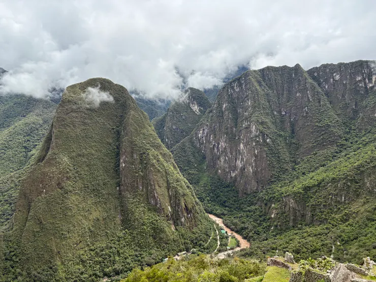 散去的霧使山的輪廓也越來越清楚