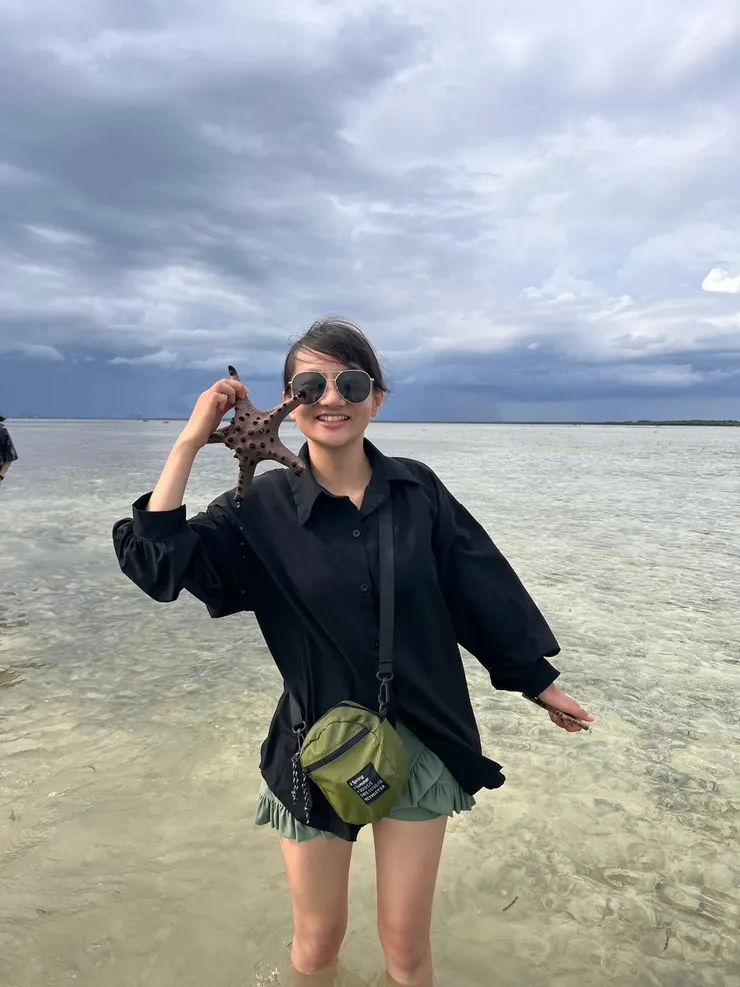 涉水去搭小船的路上看到好多派大星，好可愛。好怕不小心踩死他們