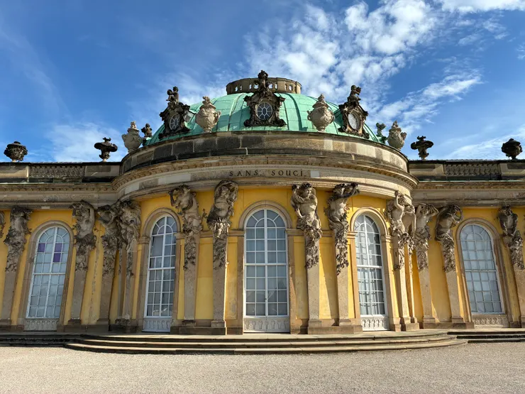 Schloss Sanssouci,常翻譯為無憂宮或是忘憂宮,被譽為「普魯士的凡爾賽宮」。