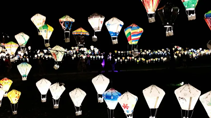 繽紛的熱氣球燈海
