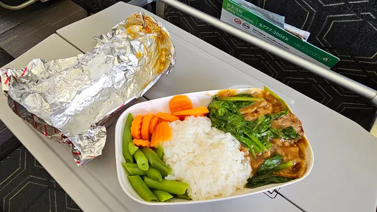 這是另一款的芥蘭牛肉飯飛機餐!居然可以吃到牛肉好開心!