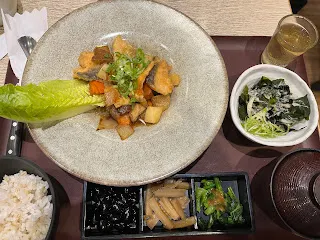 換言之，吃了大餐之後，該有的運動和調整飲食還是要有的，並不能因此放鬆。能放鬆的時候就是在品嚐美食的當下。這兩者可以分開來看，以避免在吃大餐時擔心體重會增加，而在運動時卻又想著好想去吃大餐，這樣就不是活在當下了。