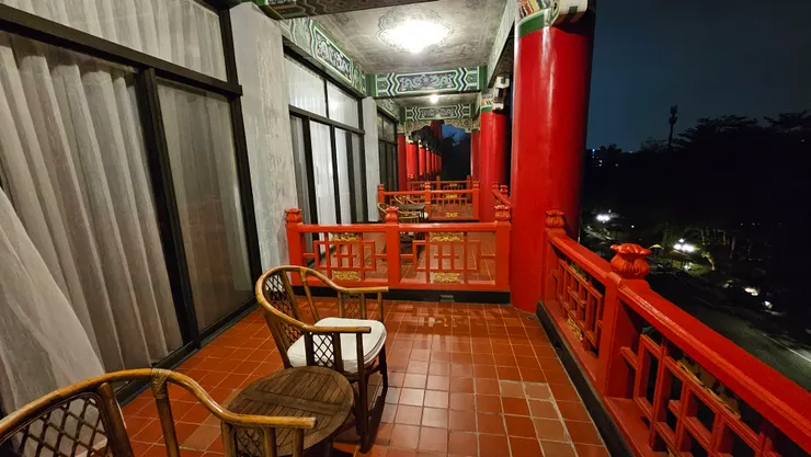 高雄圓山大飯店湖景房晚上的陽台!