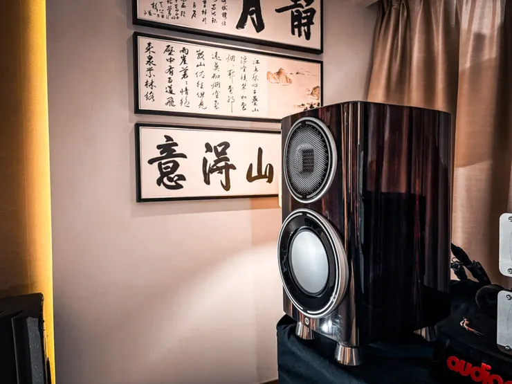 ▲雅士音響推出的這套系統具備出色的高頻延伸與中頻厚度「Platinum 100 3G」則搭配 Leema Hydra II 後級與 GoldNote DS-10 EVO & PSU-10 EVO串流前級與線性電源展出,呈現 Monitor Audio 技術實力巔峰