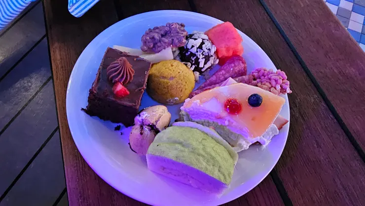 白色之夜派對的甜點和水果也是超好吃!