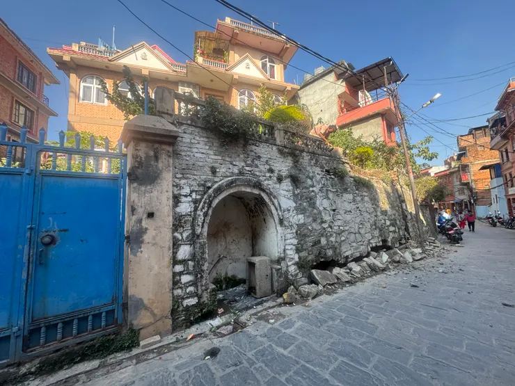 這斷垣殘壁又不知存在了多少年？