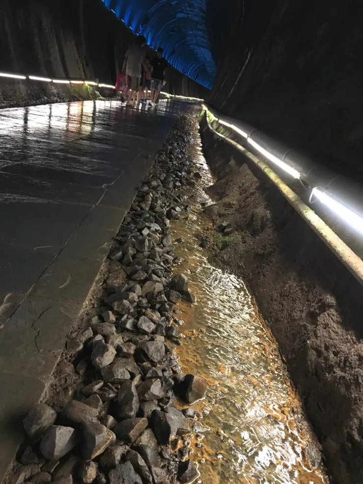 隧道內水聲潺潺，緩解夏末秋初難耐的炙熱