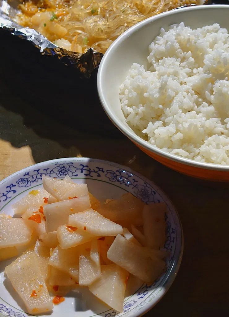 一碗公飯與蘿蔔泡菜