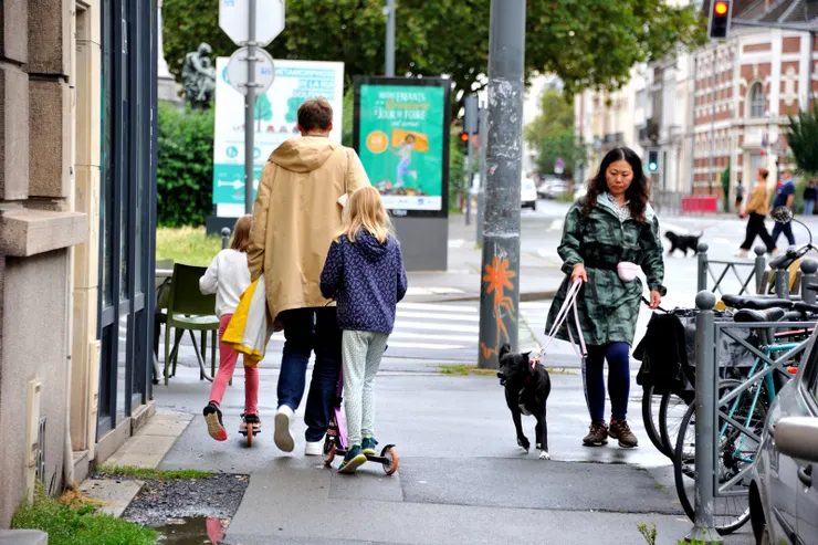 【繞一圈回家！街景之四，踩滑輪車的小女孩。】