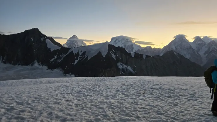 霞光漸漸出現在山頭（隊友提供）。