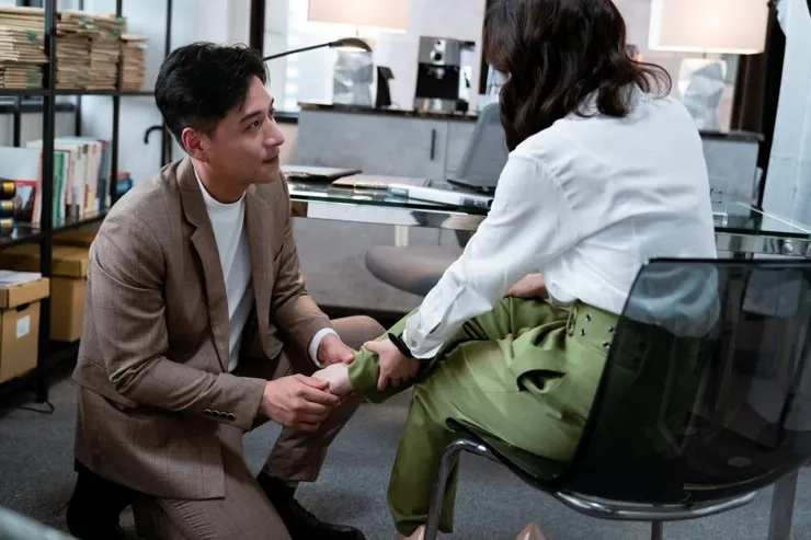 《地獄里長》劇中律師溫為仁貼心對待女主角趙暖（圖片出自Yahoo電影戲劇）