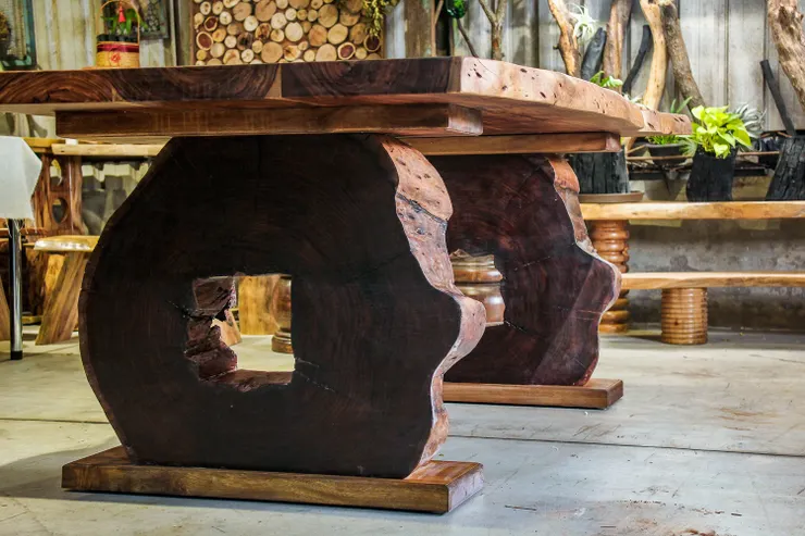 用三塊相思板材結合成大桌面,再搭配銅錢桌腳!哈,非常有趣的設計!