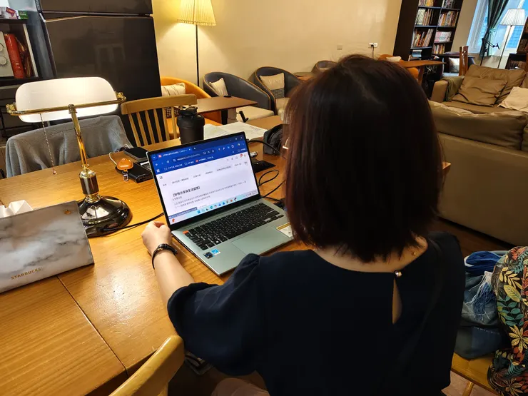 慢燃女子在三樓親自體驗在共享空間工作。