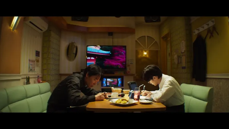 電影版的卡拉OK餐點最具多樣性,聰實抄寫歌詞是願意理解狂兒的堅持