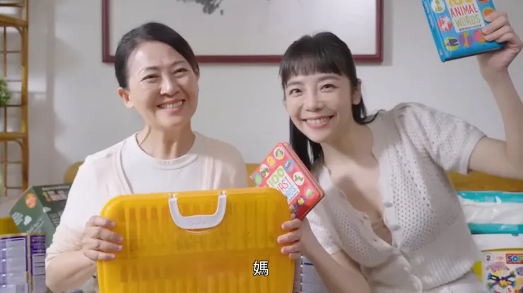 廣告中媽媽與太太一起把男主角本來要買公仔的錢拿去買他們眼中更有用的東西。