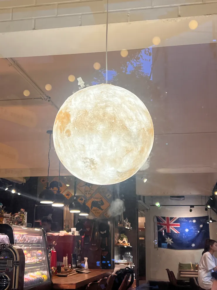 很美的月亮燈，上面還有小太空人