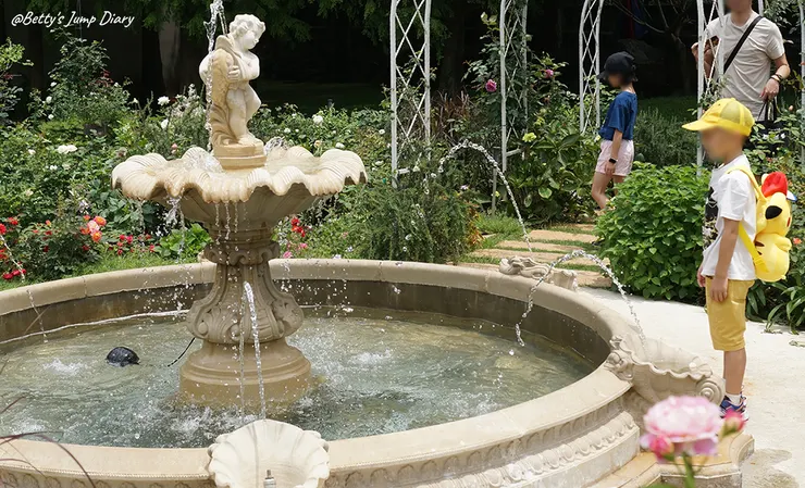 ▲桃園楊梅「雅聞魅力博覽館」-唯美古希臘式噴泉/圖片來源:Betty's Jump Diary