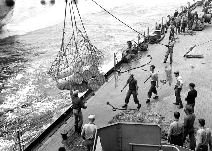 印第安納號船員在沖繩外裝載推進劑