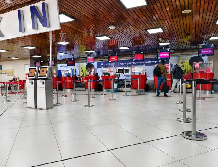 肯亞奈洛比機場國內線報到處，國內線只有Kenya Airways及Jambojet（廉航）兩家航空公司。奈洛比往返蒙巴薩的班機頗為密集，每天都有好幾班。