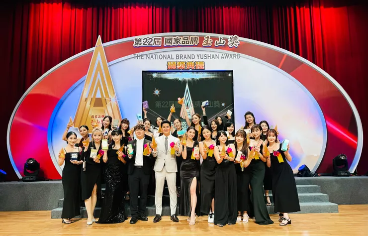 婕樂纖創辦人呂世博(中)與傑出加盟商合影。婕樂纖/提供