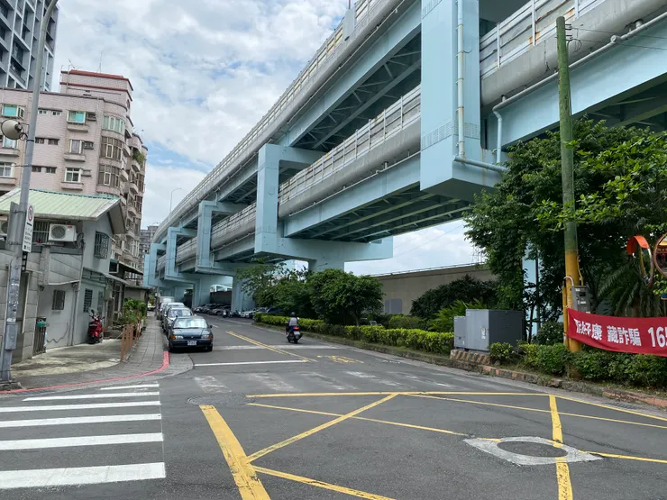 下溪洲在戰後興建大批眷村宿舍，後陸續改建大樓。現在仍可見到少部分眷舍