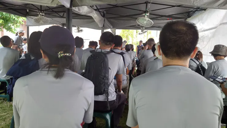 情境志工在活動開始前會統一換上灰色的志工服，這次參與的情境志工有接近百位，目測女性比例應該有超過一半