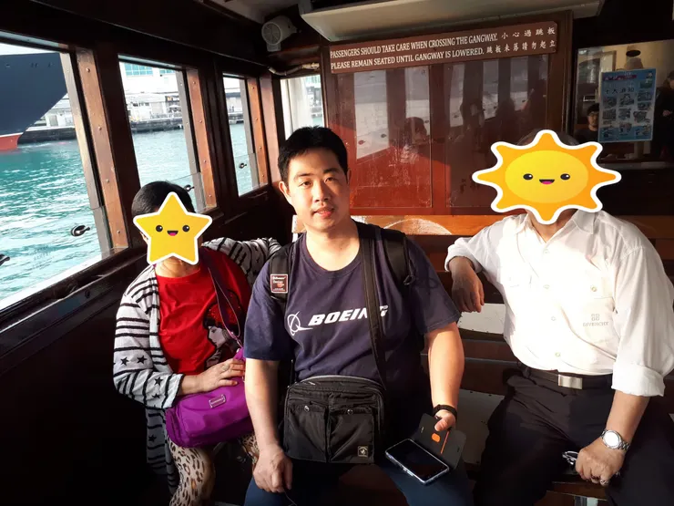我和老爸老媽在搭香港的天星小輪!開心!幫我們拍照的是老弟!