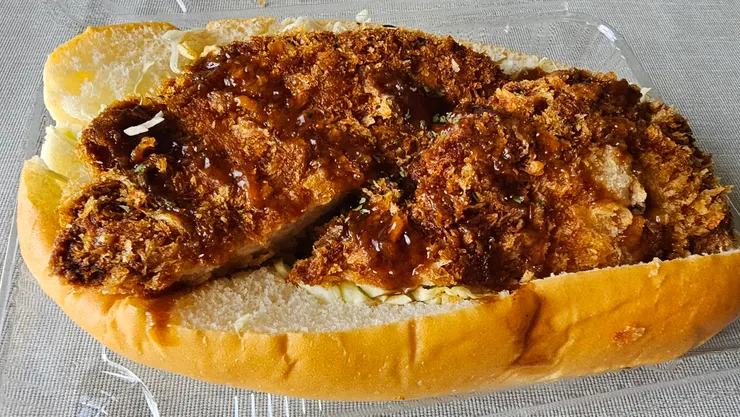 炸豬排底下還可以吃到滿滿生菜!