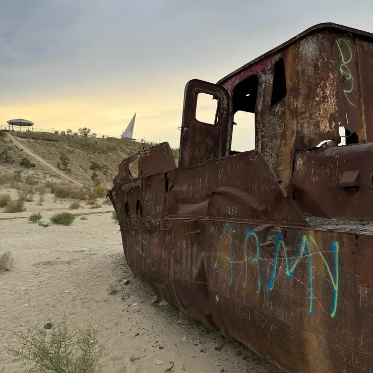 從曾經的湖底往岸上望