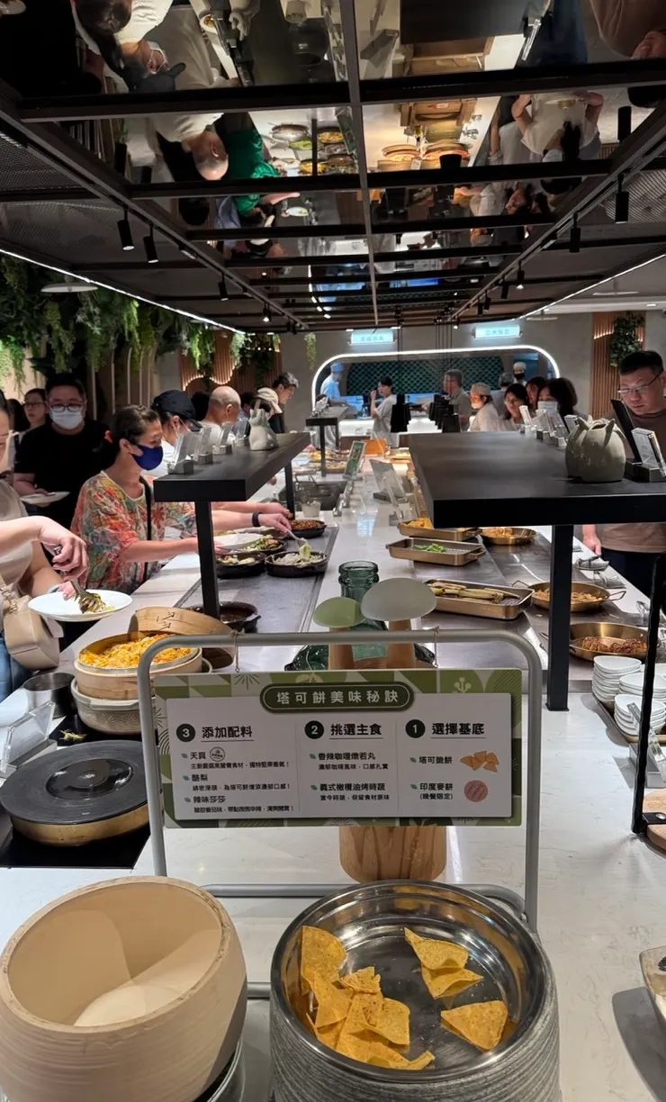 果然匯天母店的中央取餐區