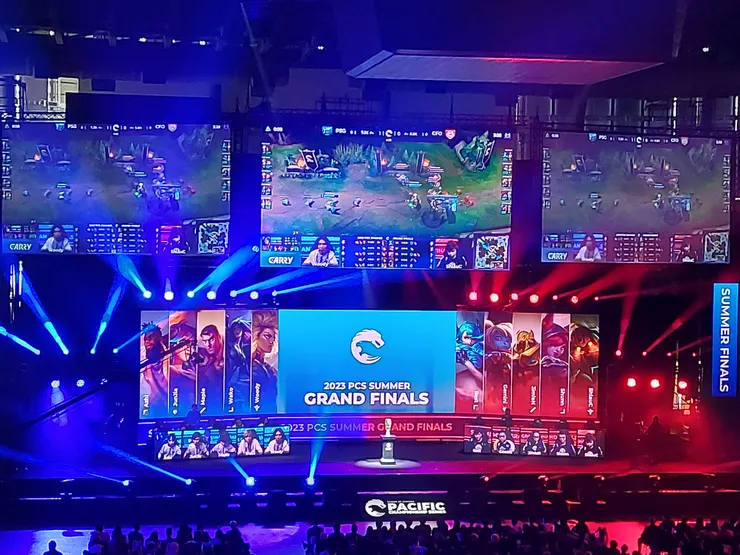 第一局開賽沒多久就發生由PSG取得得下路線殺，一路滾雪球到遊戲結束。