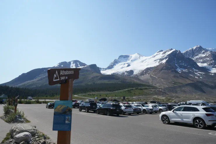 很大片的停車場
