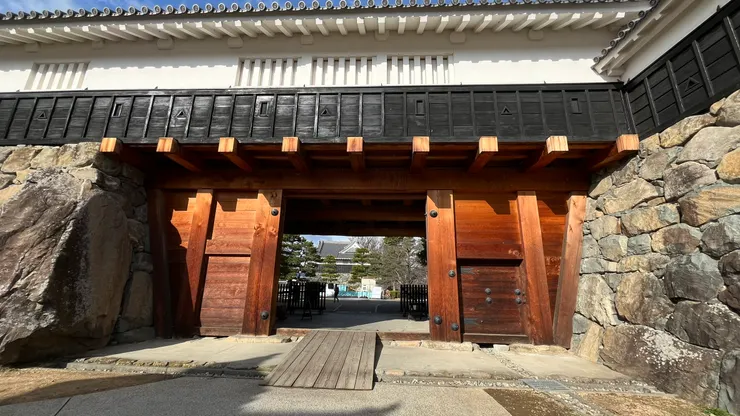 裡面能看外面，外面難看內部，成為很好的防禦工事。