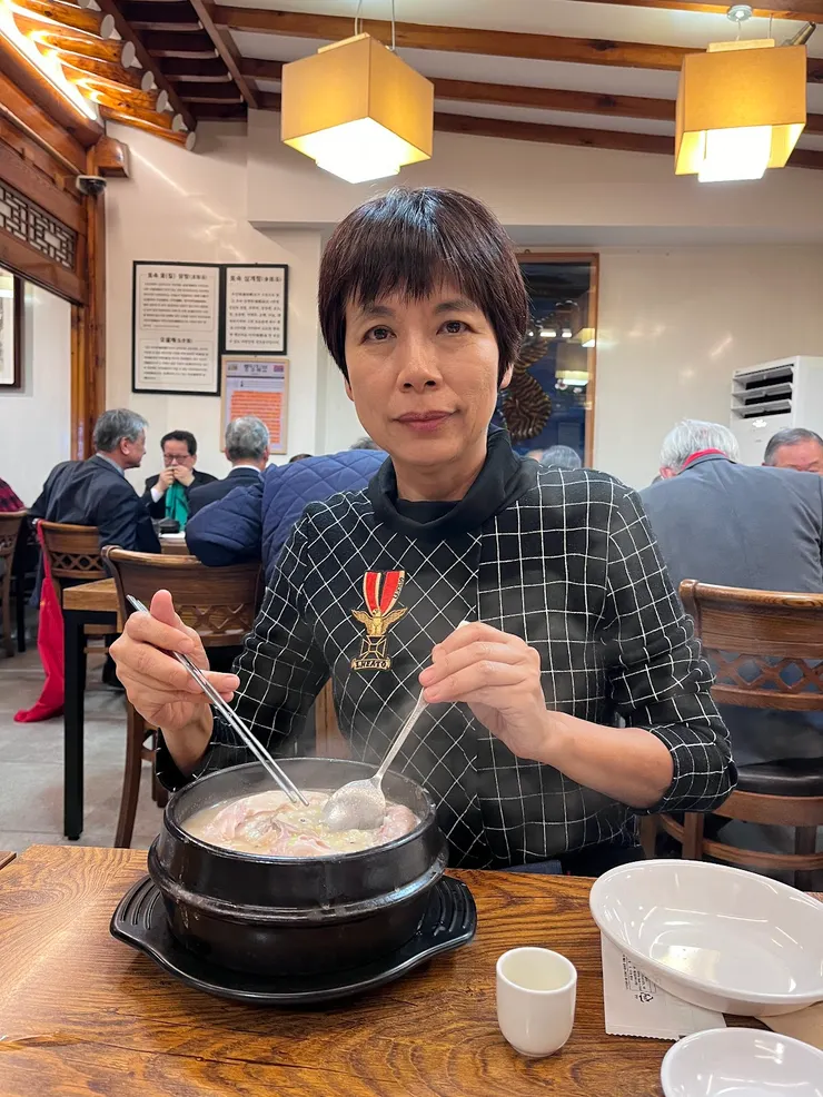 上鍋了，開始將雞粉身碎骨。