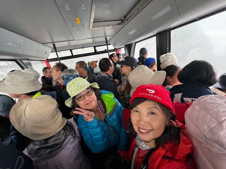 我們坐的纜車可沒這麼空靈，而是前胸貼後背