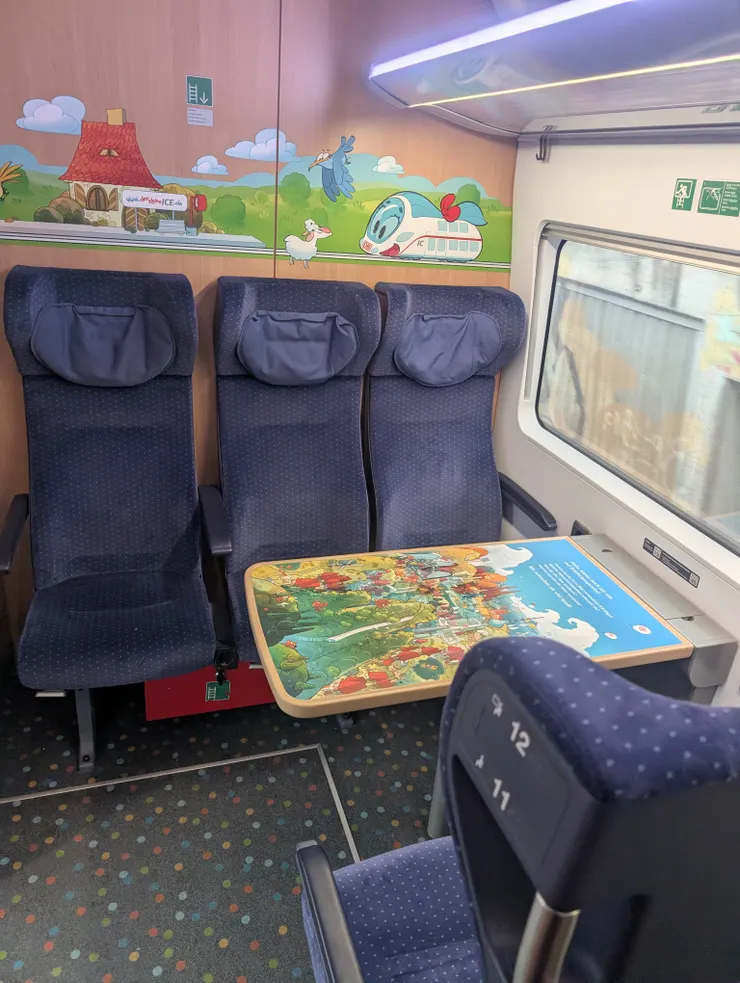 家庭包廂五人坐