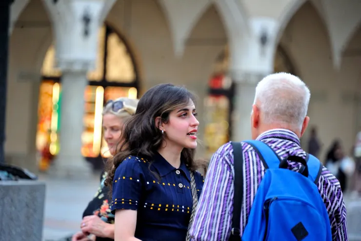 【詩人亞當銅像下男男女女喜相見】