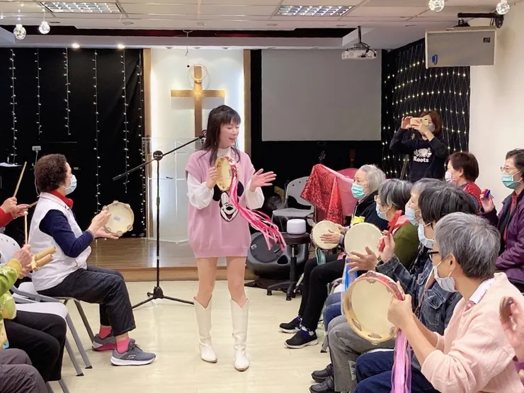 在教會帶領音療關懷課程
