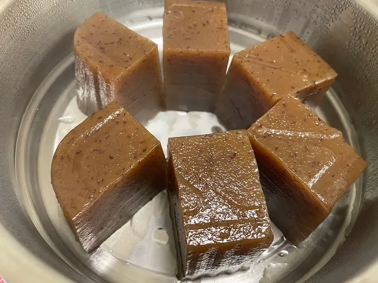 切件後的紅棗糕，仍能隱約看見分層呢！此糕我共分成六層來蒸。（作者拍攝）