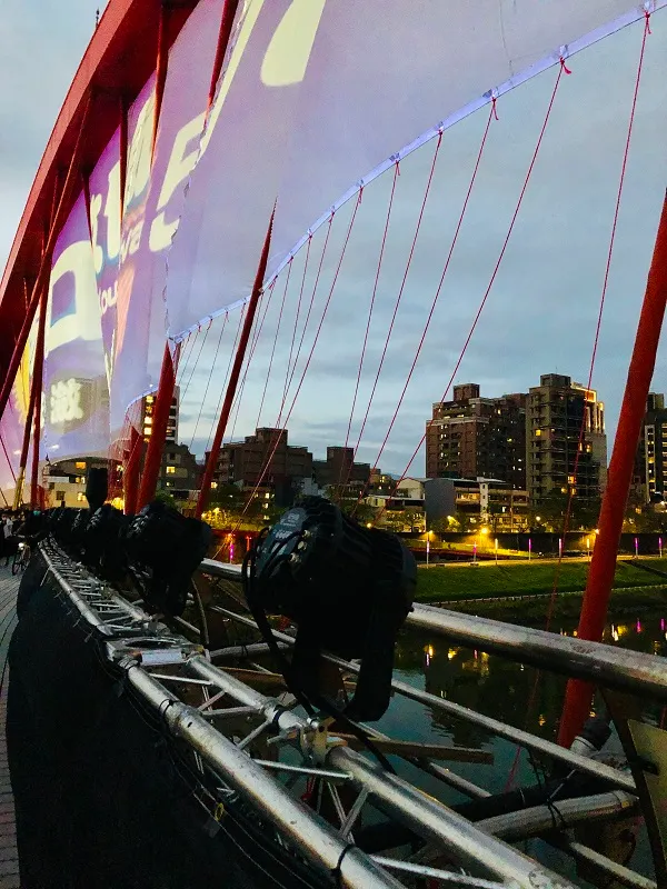 橋上設置的聲光特效相關設備