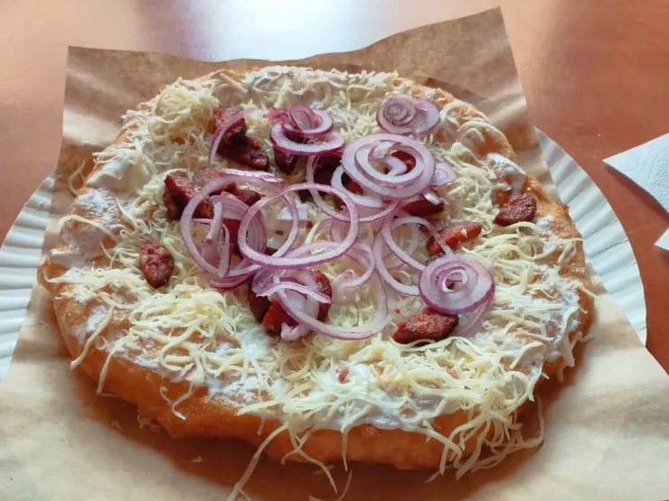 lángos有人直譯為蘭戈斯，也有人稱作匈牙利披薩，是匈牙利的一道傳統菜餚。