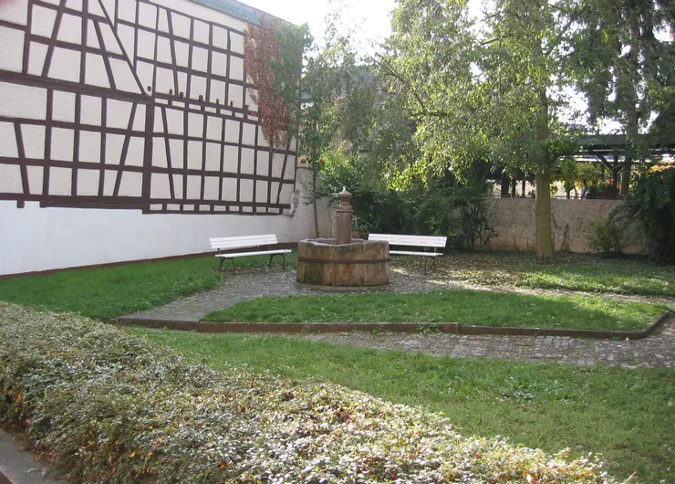 賓根城內古樸典雅一角，那個房屋是老式工法建築「外露木骨架房屋」(Fachwerkhaus)