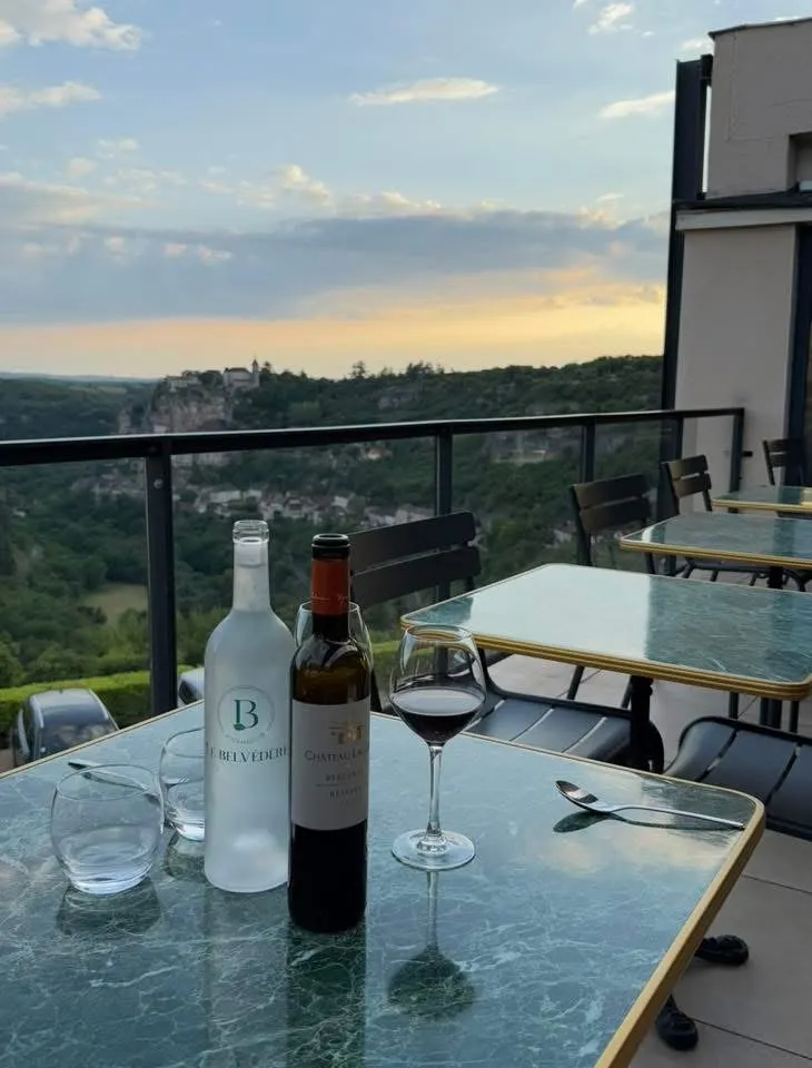 貼心的服務生讓我們改坐在戶外區