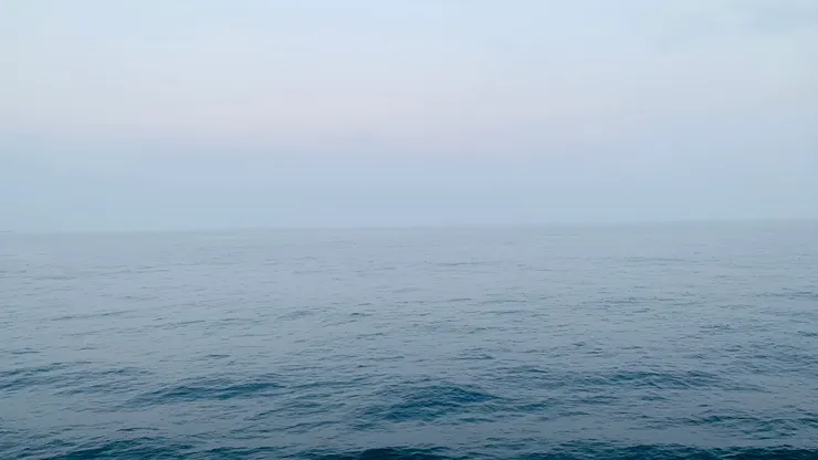 海從黑色變成藍色。